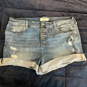Torrid light wash 5 button Jean shorts